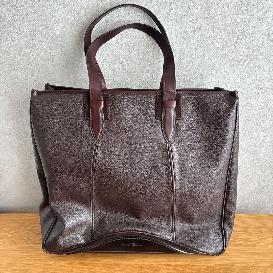 年末年始お値下げ！新品！【SalvatoreFerragamo】レザーバッグ