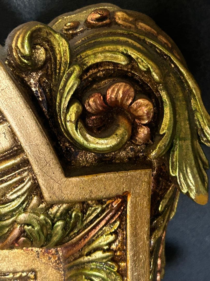 クラシックな金色の壁掛け鏡