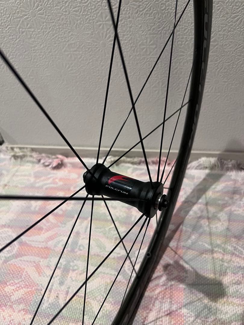 レーシングクアトロカーボン　クリンチャー，リムブレーキ，シマノフリー