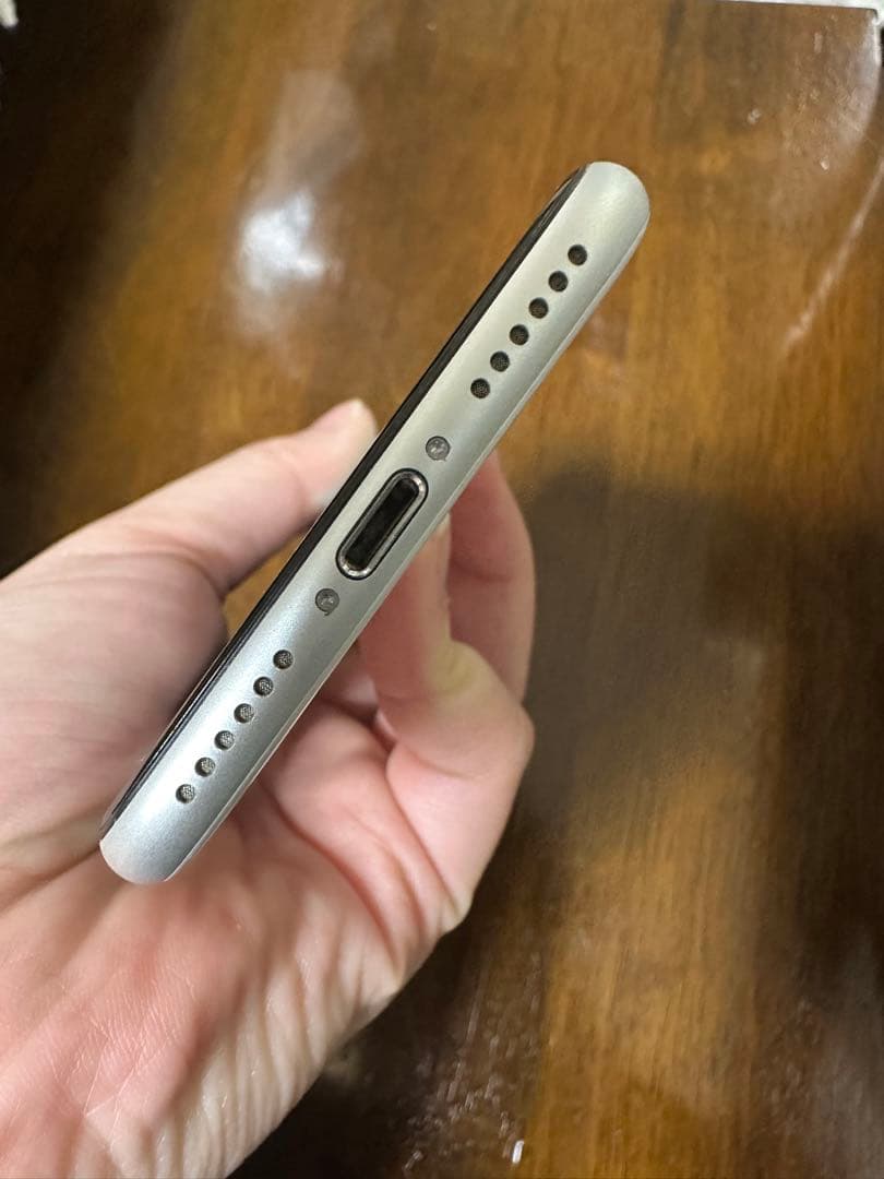 Apple iPhone SE 第2世代　ホワイト 64GB