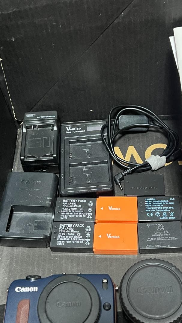 Canon EOS M ミラーレスカメラ 青 中古　難有