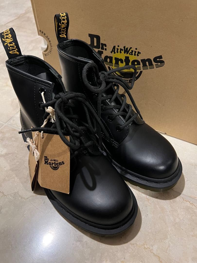 新品箱入りDr. Martensマーチン101 6ホール黒ステッチ2.4万円