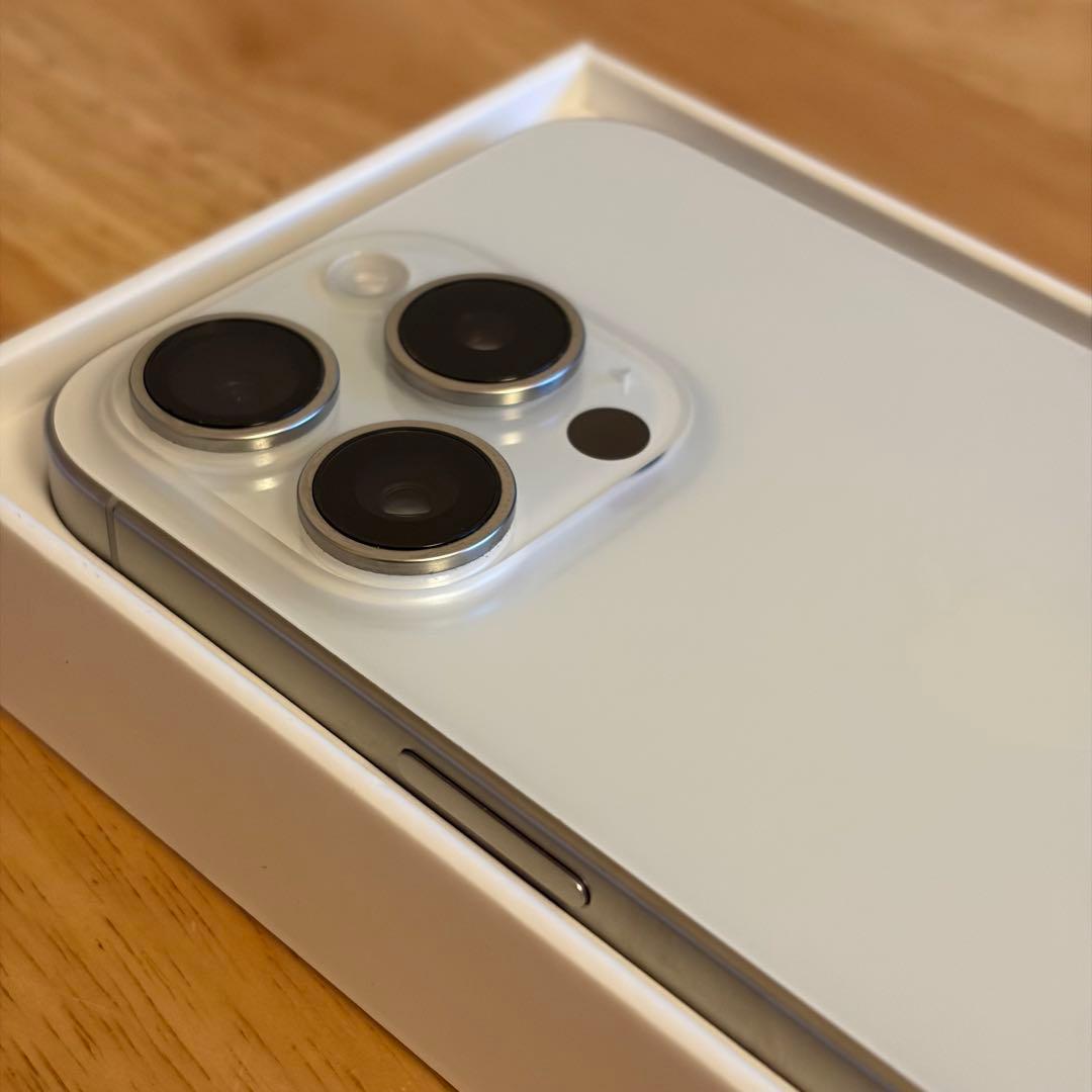 【美品】iPhone 15 Pro ホワイトチタニウム 128GB ケース付き