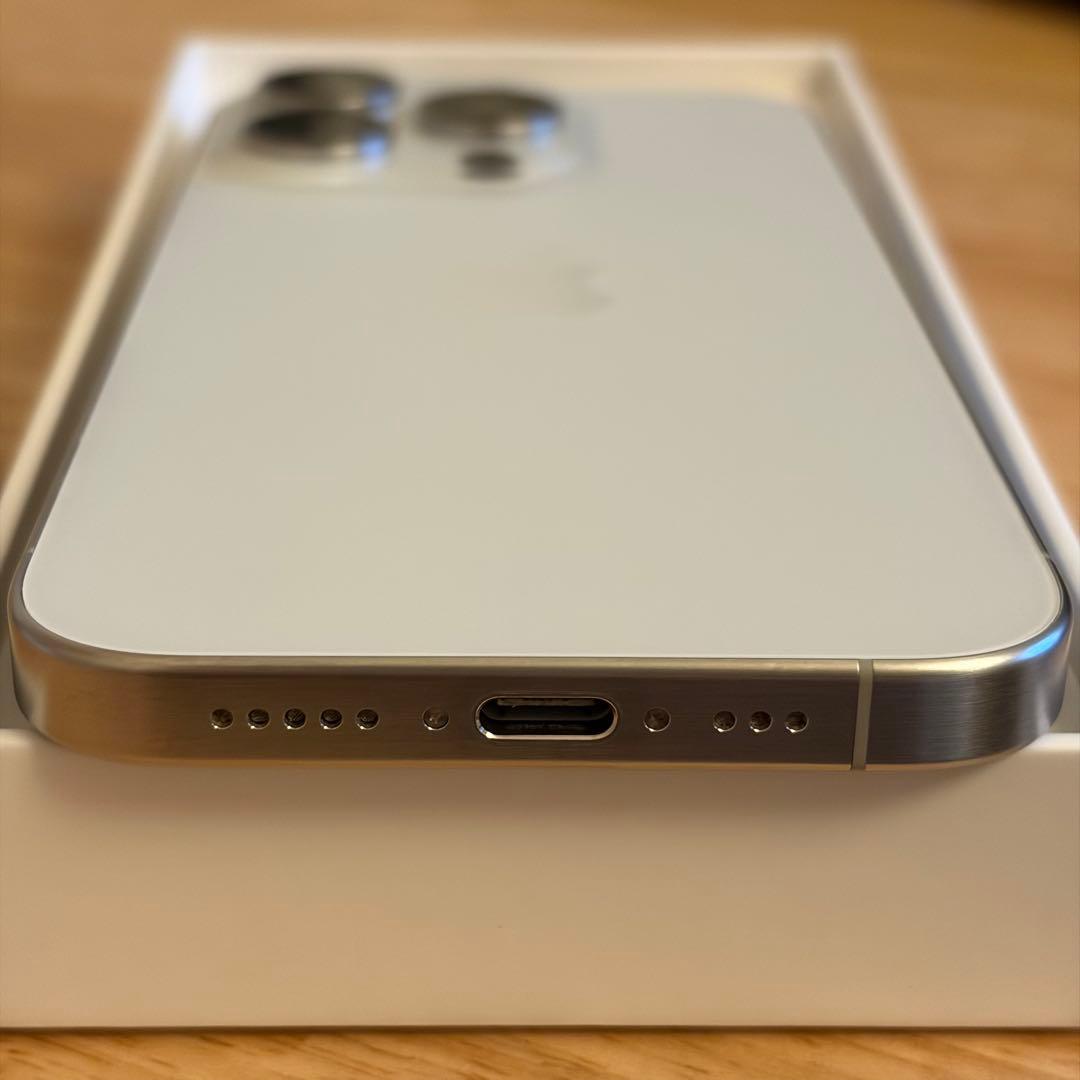 【美品】iPhone 15 Pro ホワイトチタニウム 128GB ケース付き