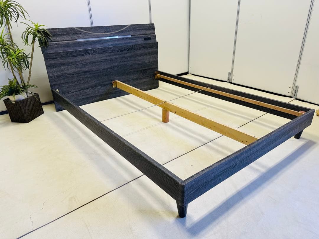 ダブルベッドフレーム LEDライト付き