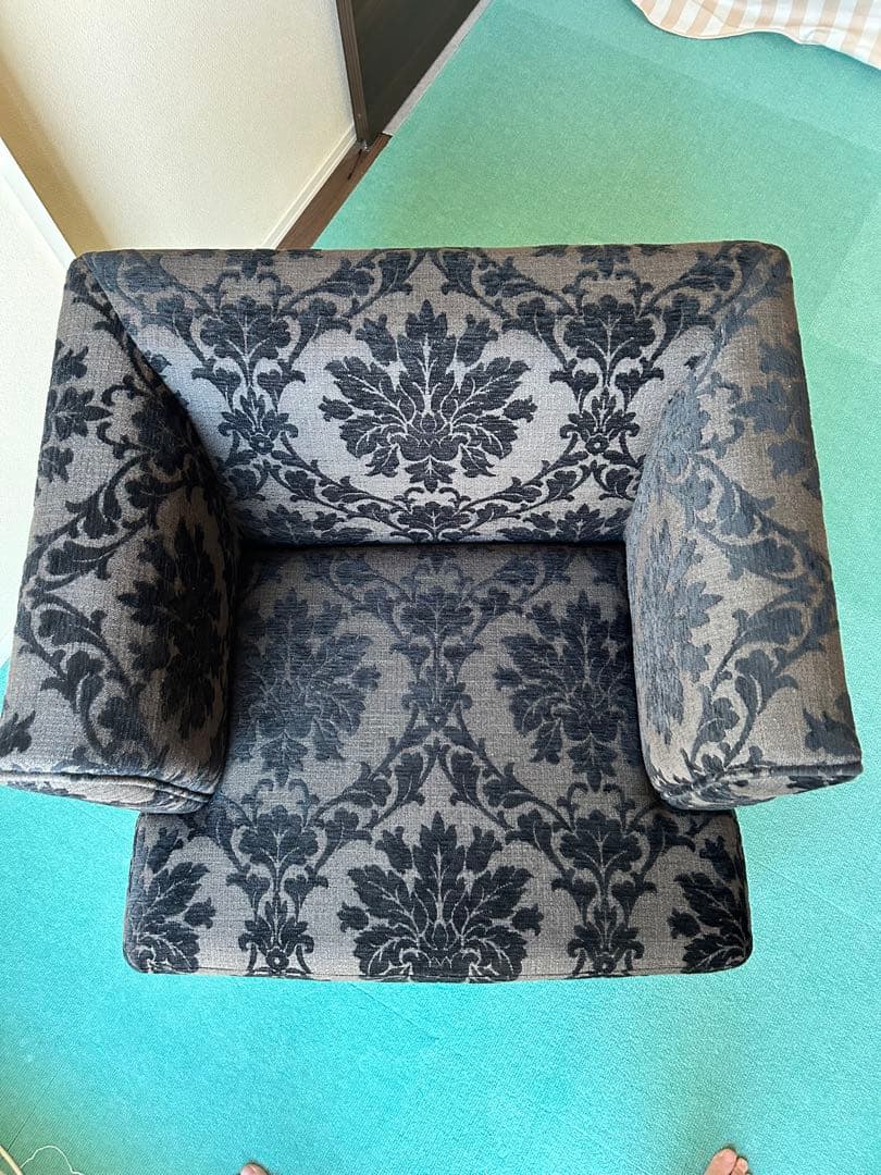 AIDEC ブラウンと黒の花柄アームチェア一人掛け用