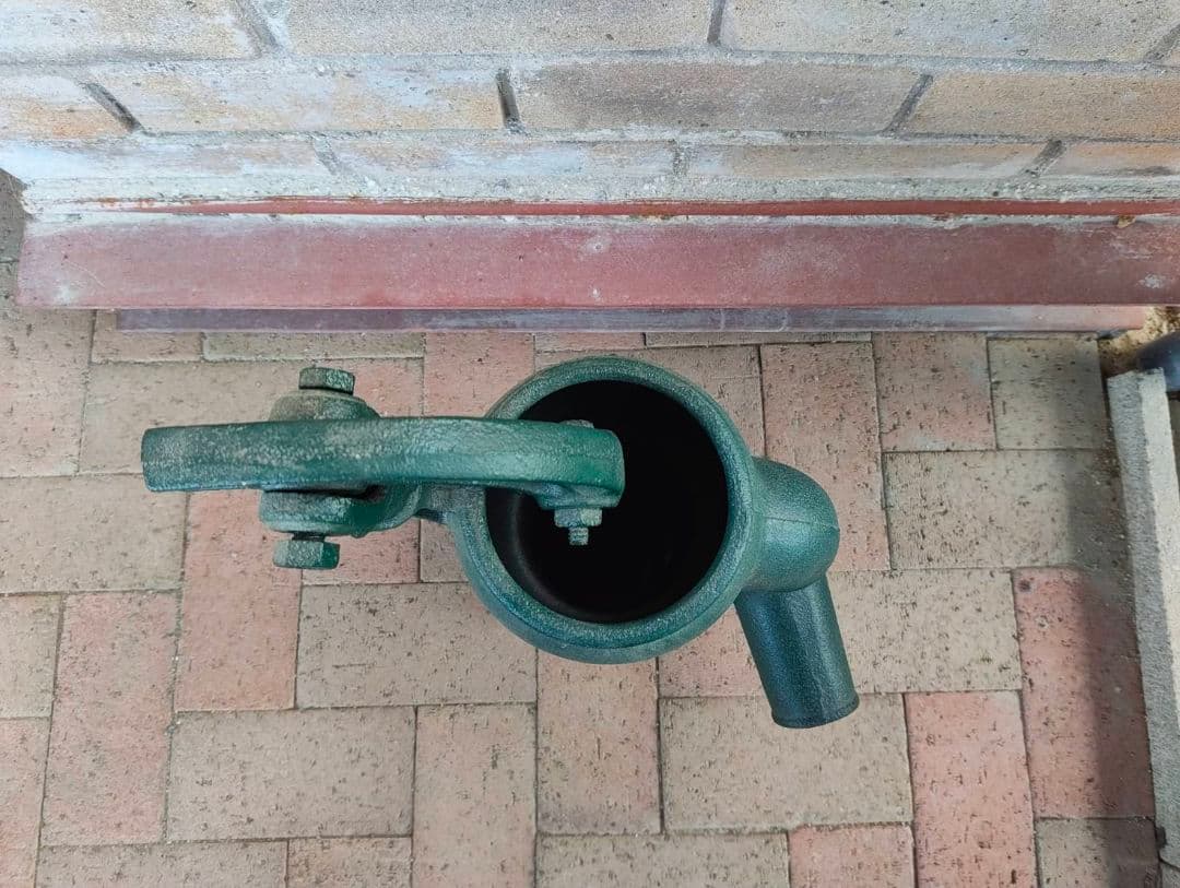 ガーデニングオブジェ　ダークグリーン鋳鉄ハンドポンプ　アンティーク