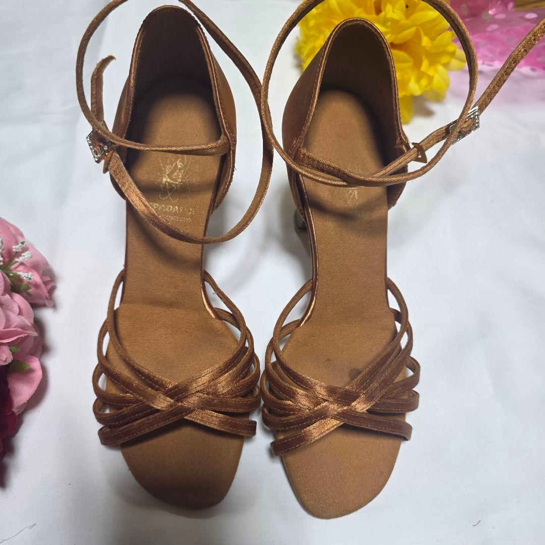 ブロンズ サテン ストラップ サンダル 中ヒール