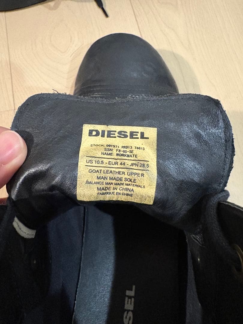 DIESEL ブラックレザーミッドカットブーツ