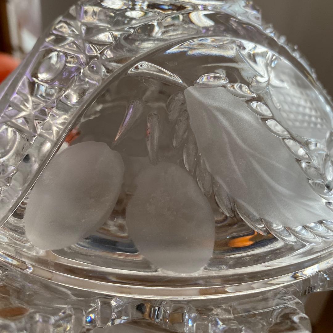 バイエルン、ベイヤー - 半透明のクリスタルに、花や蝶の美しいカット花瓶