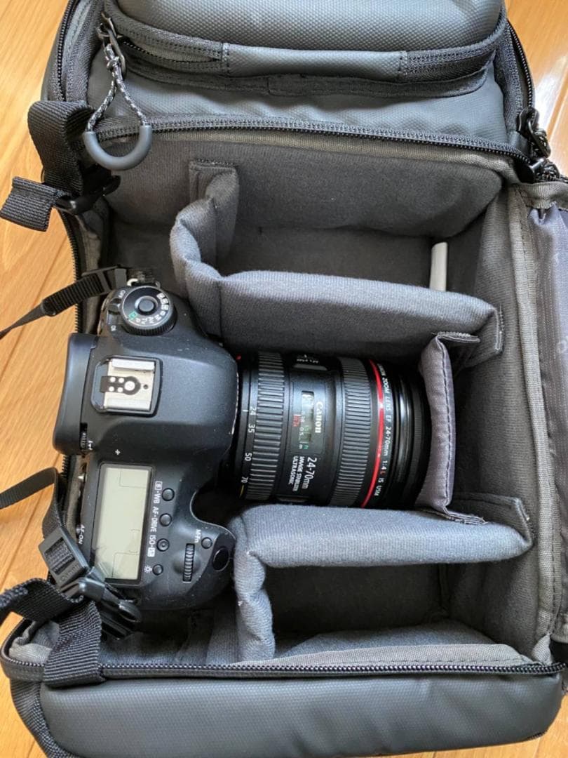 撥水加工されたサイドアクセス可能なカメラバッグ ショルダータイプ