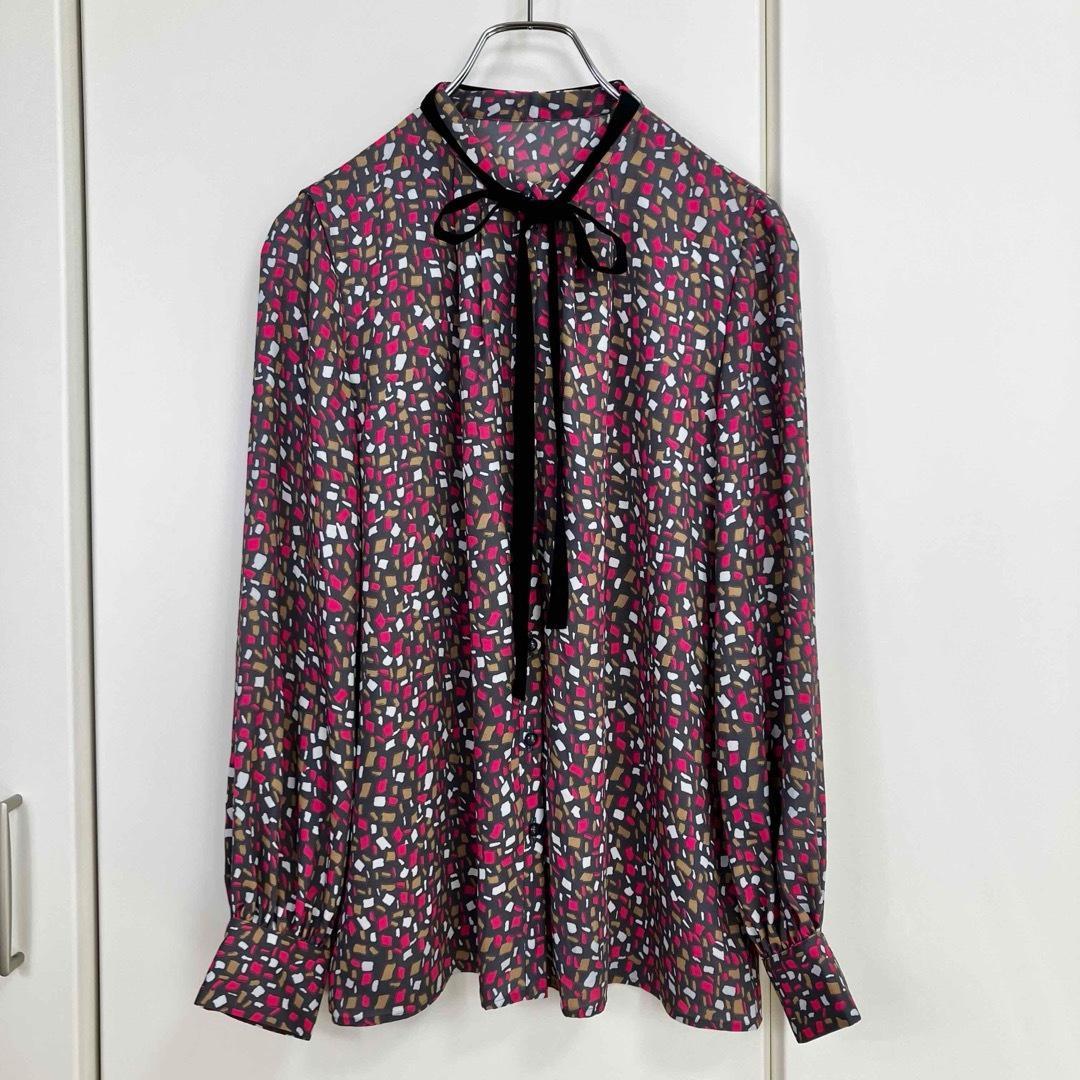 アナイ イレギュラースクエアプリントタイ付き ブラウス チャコールグレー 38