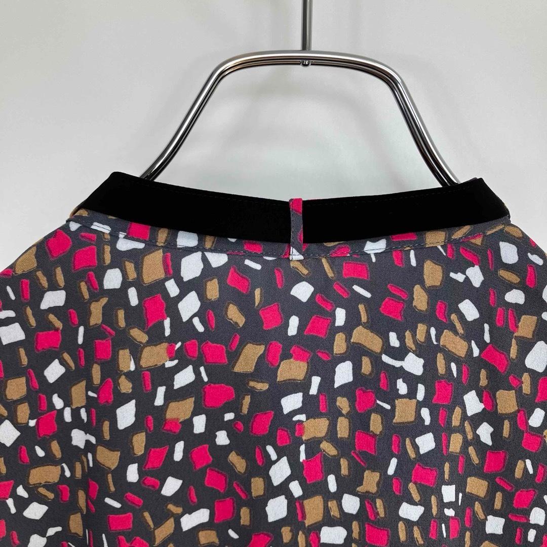 アナイ イレギュラースクエアプリントタイ付き ブラウス チャコールグレー 38