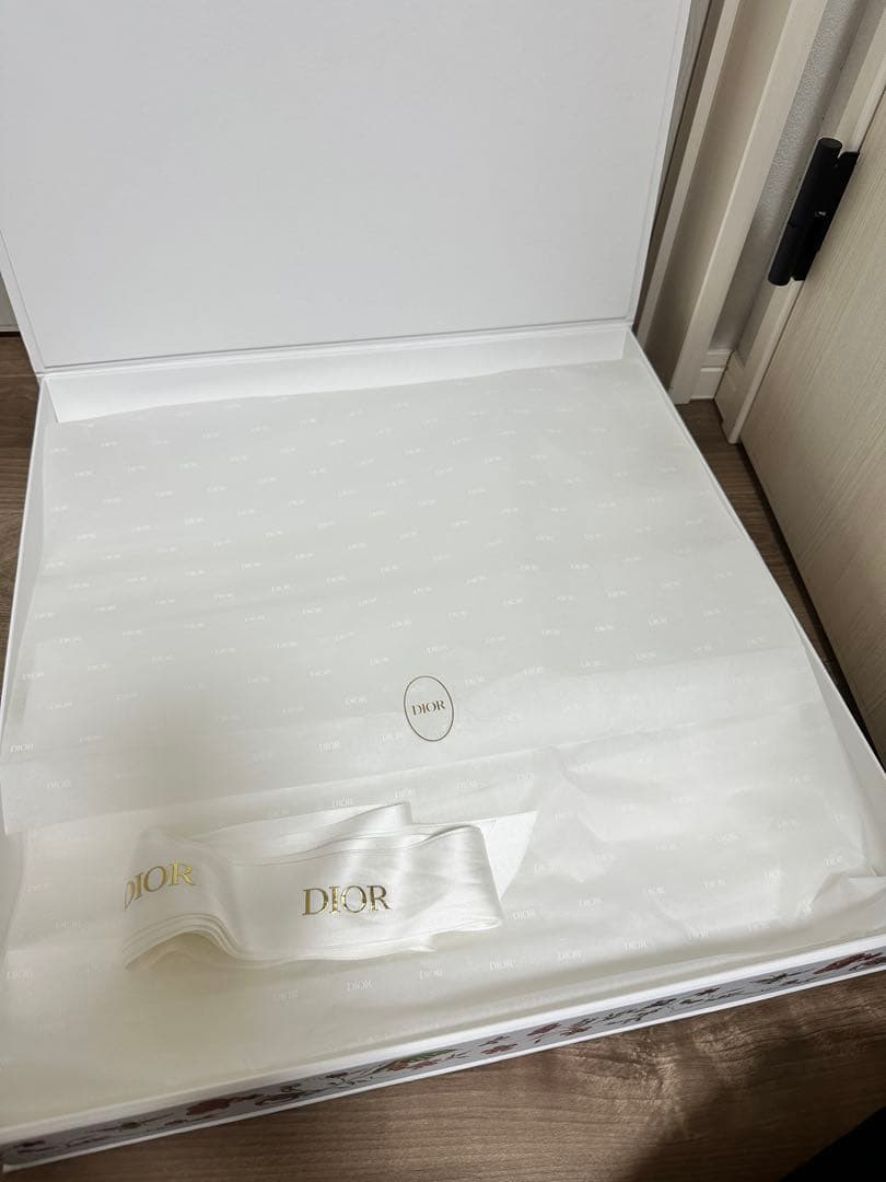Dior 2024クリスマス限定ギフトボックス　紙袋　￼￼星のチャーム付き