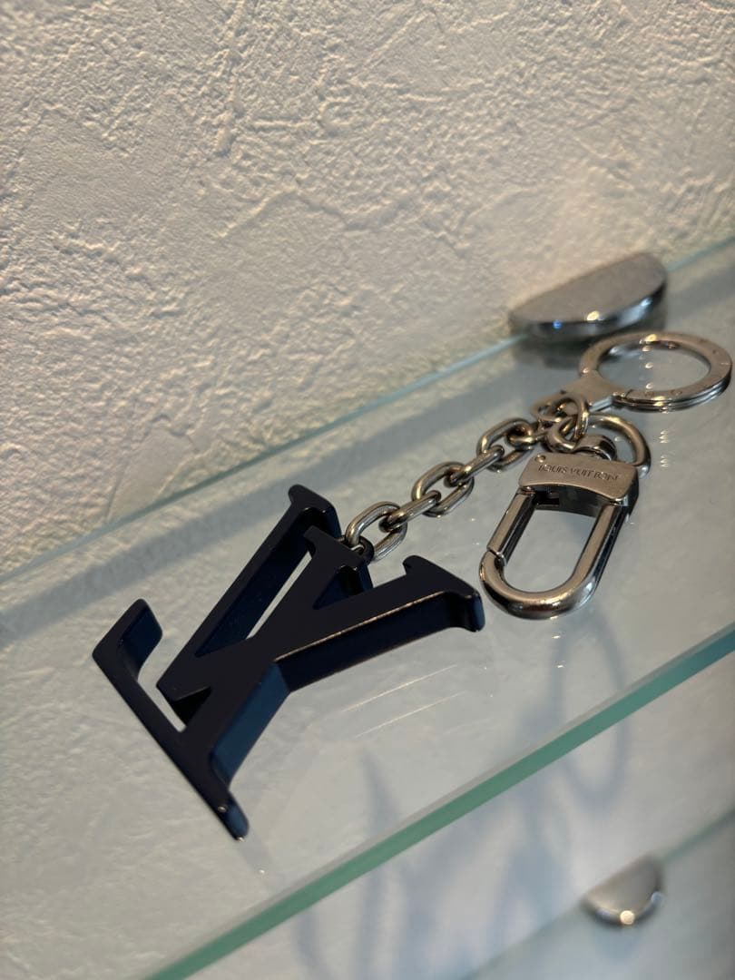 ルイヴィトン　イニシャル LV キーリング キーホルダー チャーム