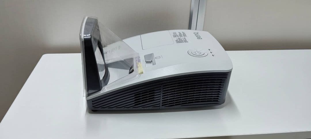 BenQ WXGA対応 超短焦点プロジェクター MW853UST+