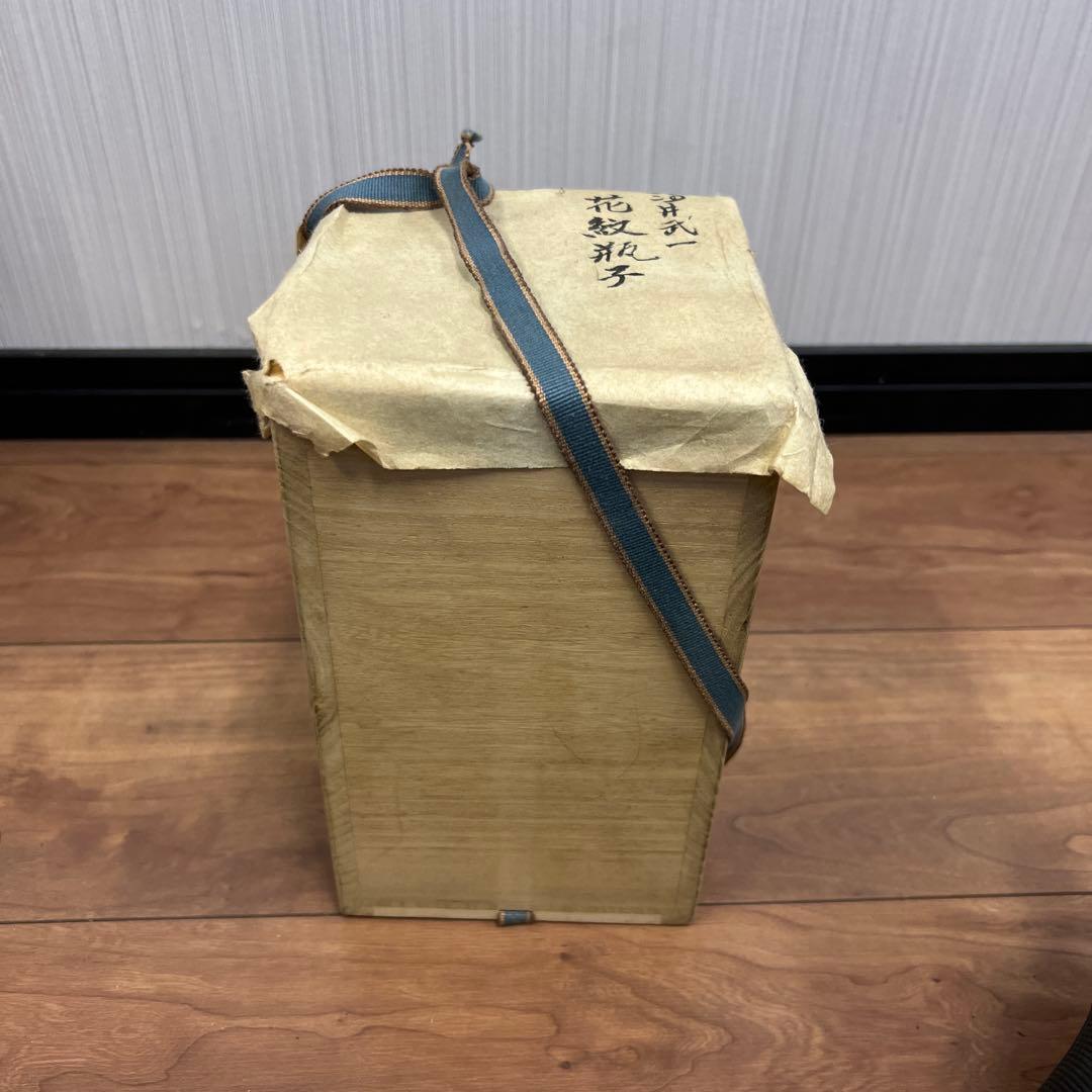 青色と赤色の花の陶器花瓶