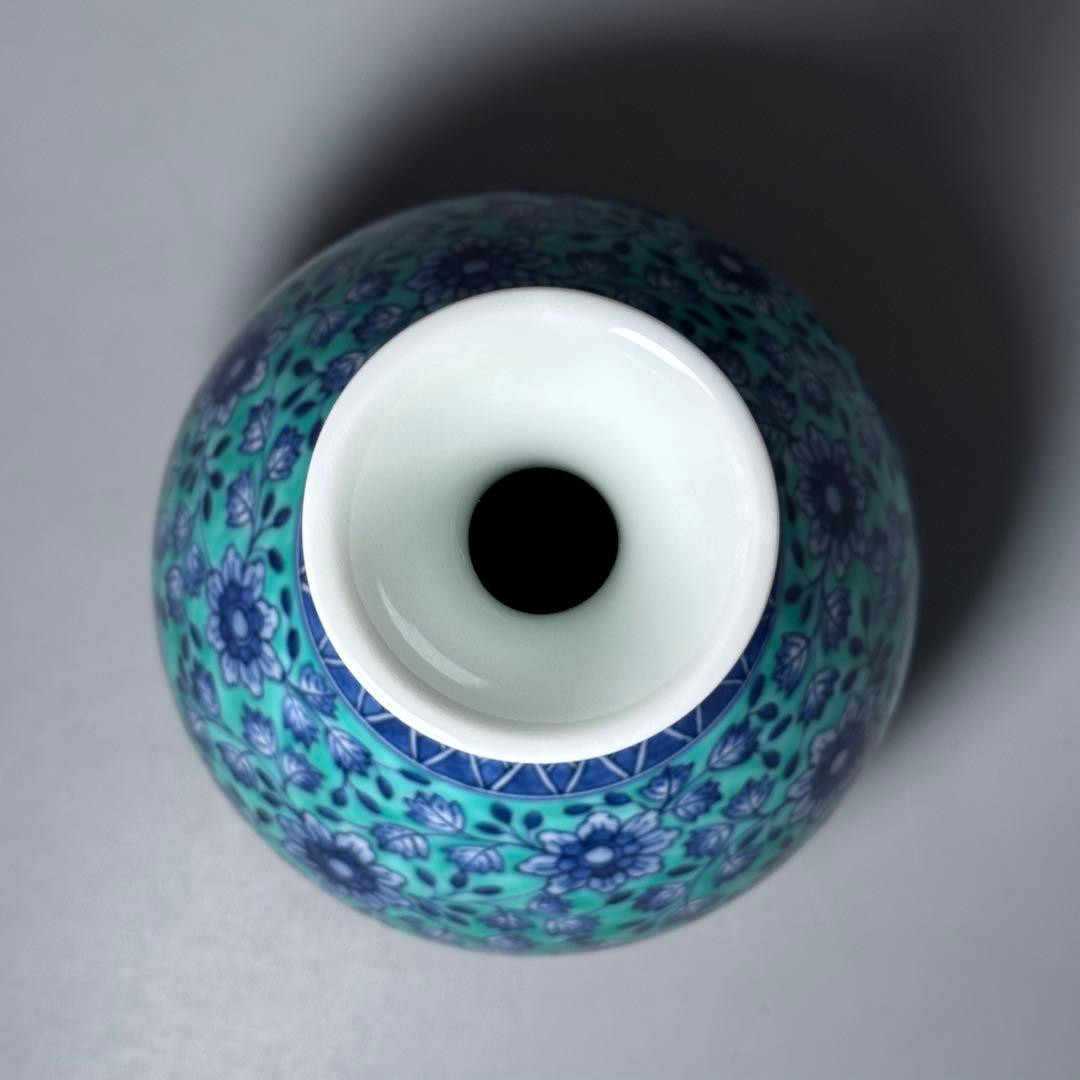 人間国宝　十三代今泉今右衛門　本人作　色絵緑地草花文様更紗文花瓶　仕立て箱付