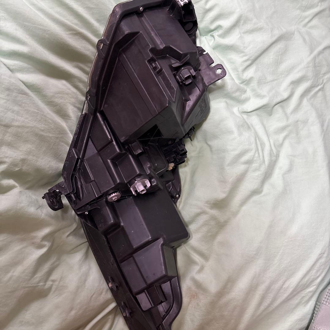 ヴェゼルDAA-RU4ヘッドライトASSY右側