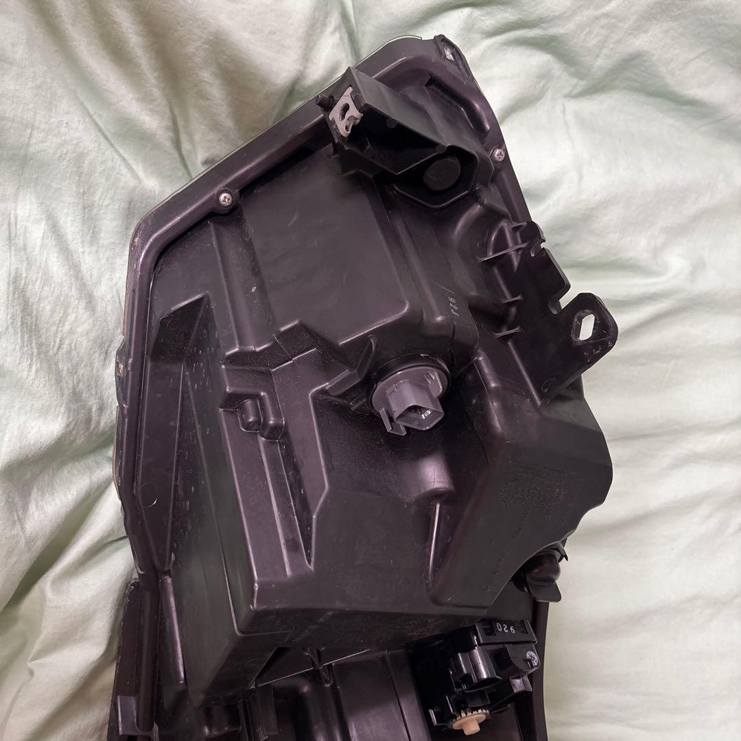 ヴェゼルDAA-RU4ヘッドライトASSY右側