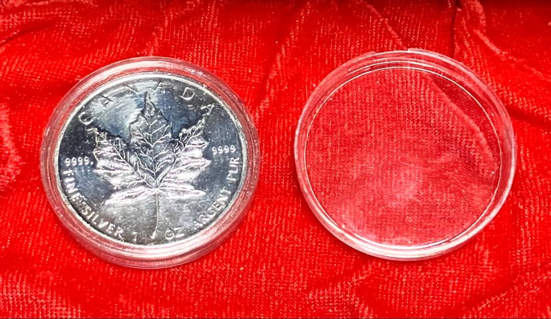 【新品未使用 】メイプル銀貨2枚 1オンス ケース入り水晶銀龍玉オマケ！