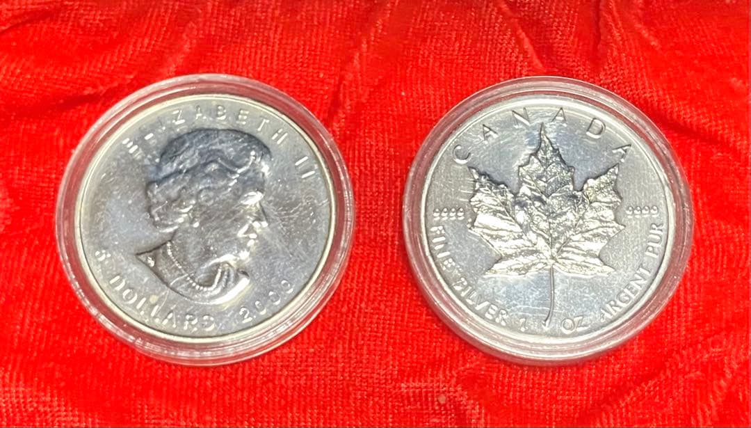 【新品未使用 】メイプル銀貨2枚 1オンス ケース入り水晶銀龍玉オマケ！