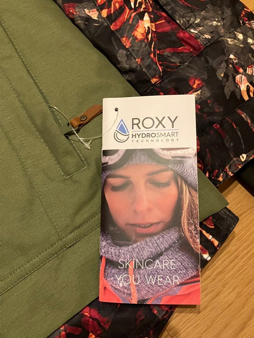新品タグ付　ROXYスノーボードウェア　Sサイズ