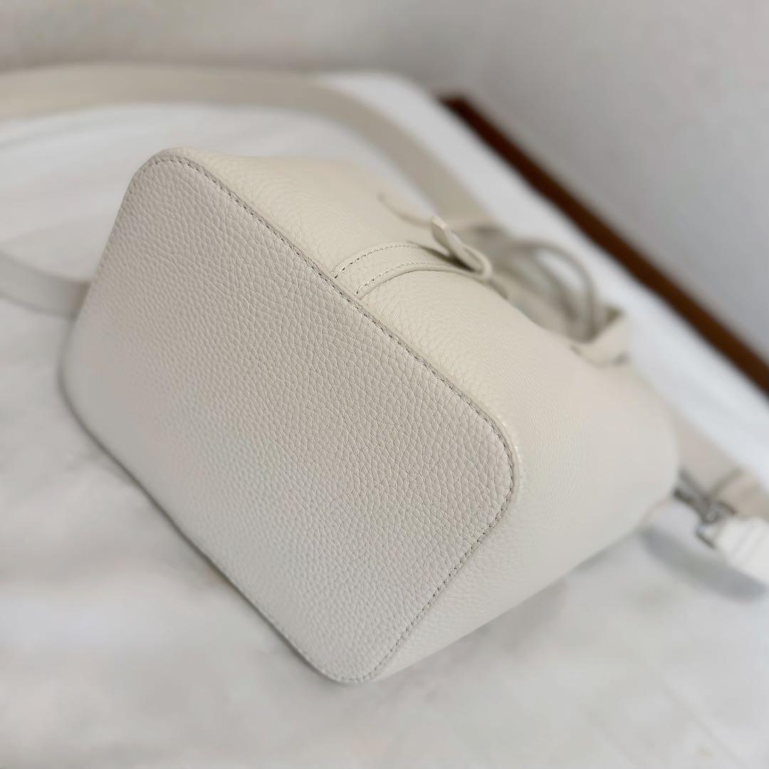 CHARLES&KEITH ベリル リサイクルレザーバケツバッグ クリーム