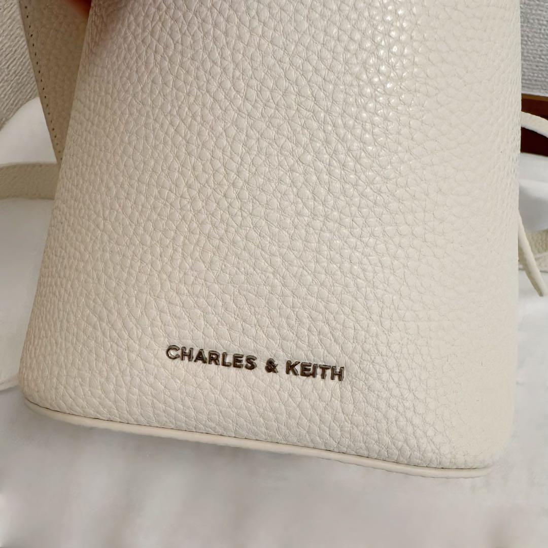CHARLES&KEITH ベリル リサイクルレザーバケツバッグ クリーム