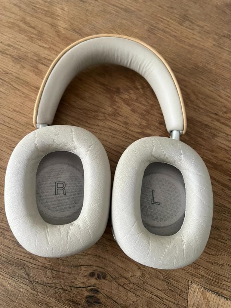 バウワースアンドウィルキンス　px8　タン