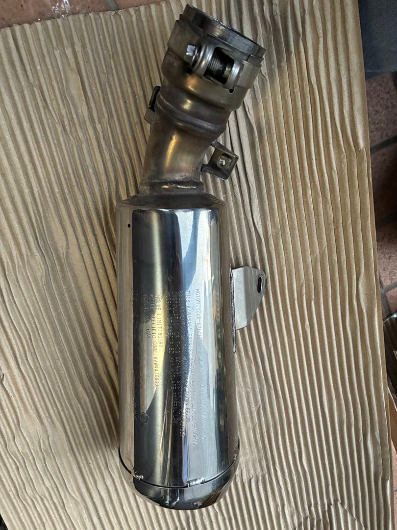 z900rs 2024年モデル　純正マフラー