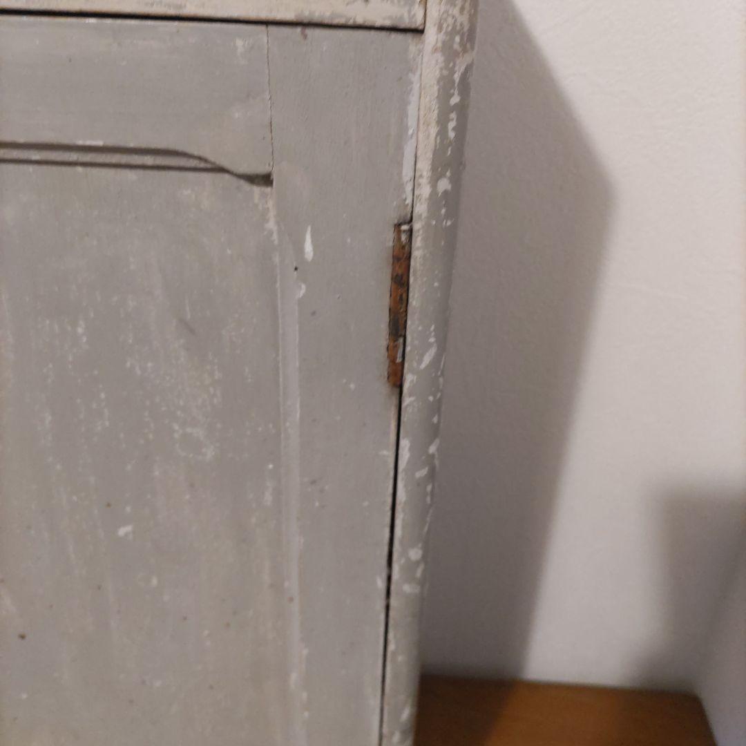 グレーの木製扉付き収納ボックス