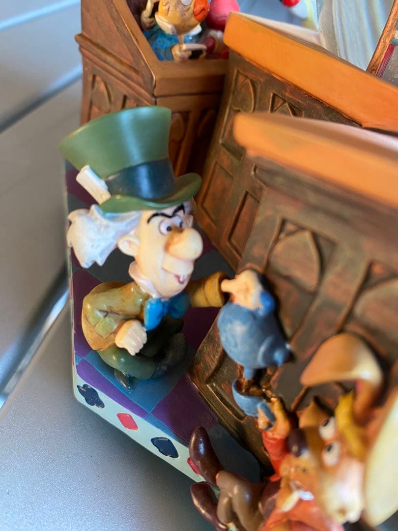 ふしぎの国のアリス　スノードーム　スノーグローブ　オルゴール　フィギュア