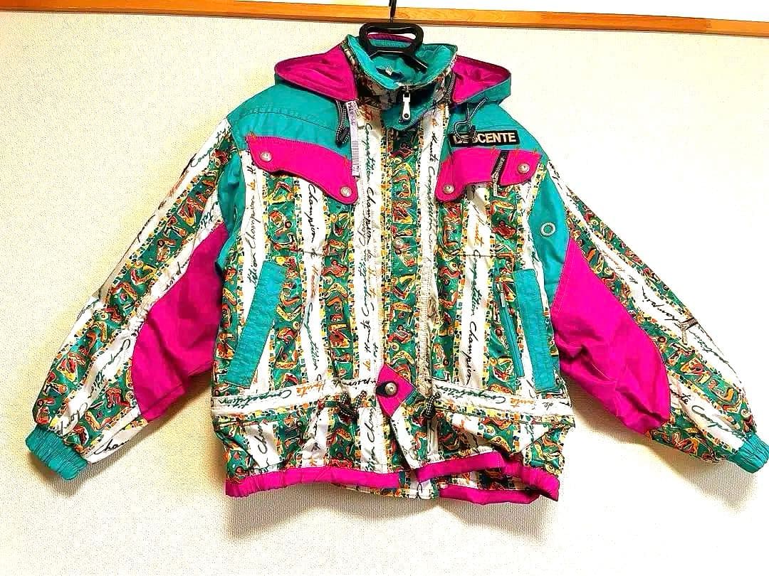 ホワイトゲレンデに映える鮮やかなグリーンのスキーウェア