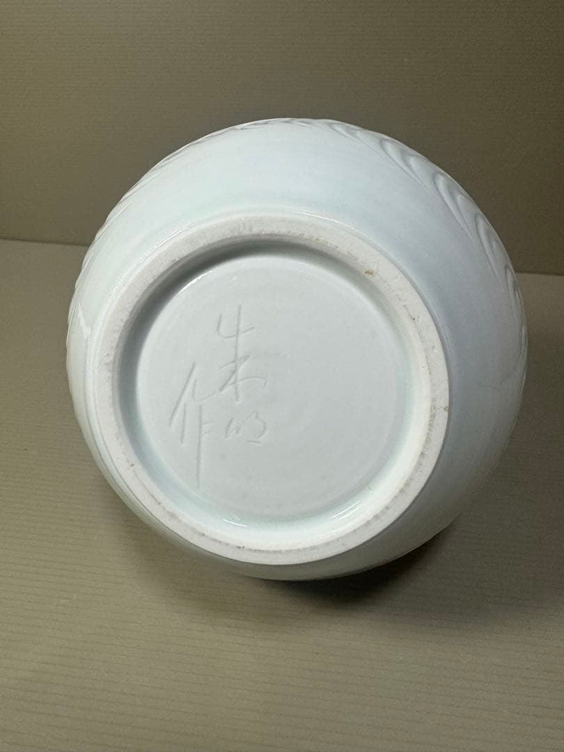 2213 藤井朱明 白磁 流水彫文 花瓶