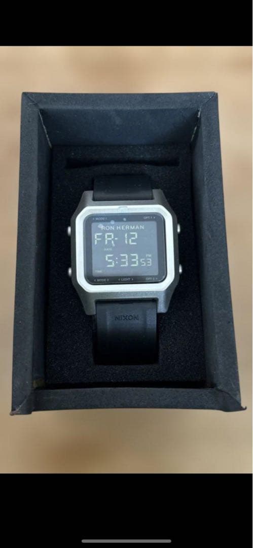 デジタル腕時計 ブラック シリコンバンド