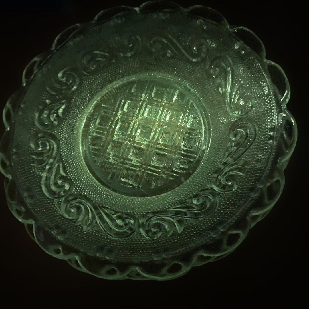 アンティーク】明治骨董　レースカット プレスガラス唐草紋様ウランガラス22㎝