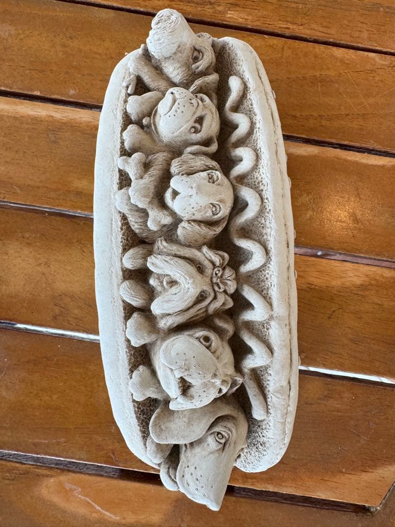 犬の顔ホットドッグ型　ライムストーン　壁掛け　オーナメント