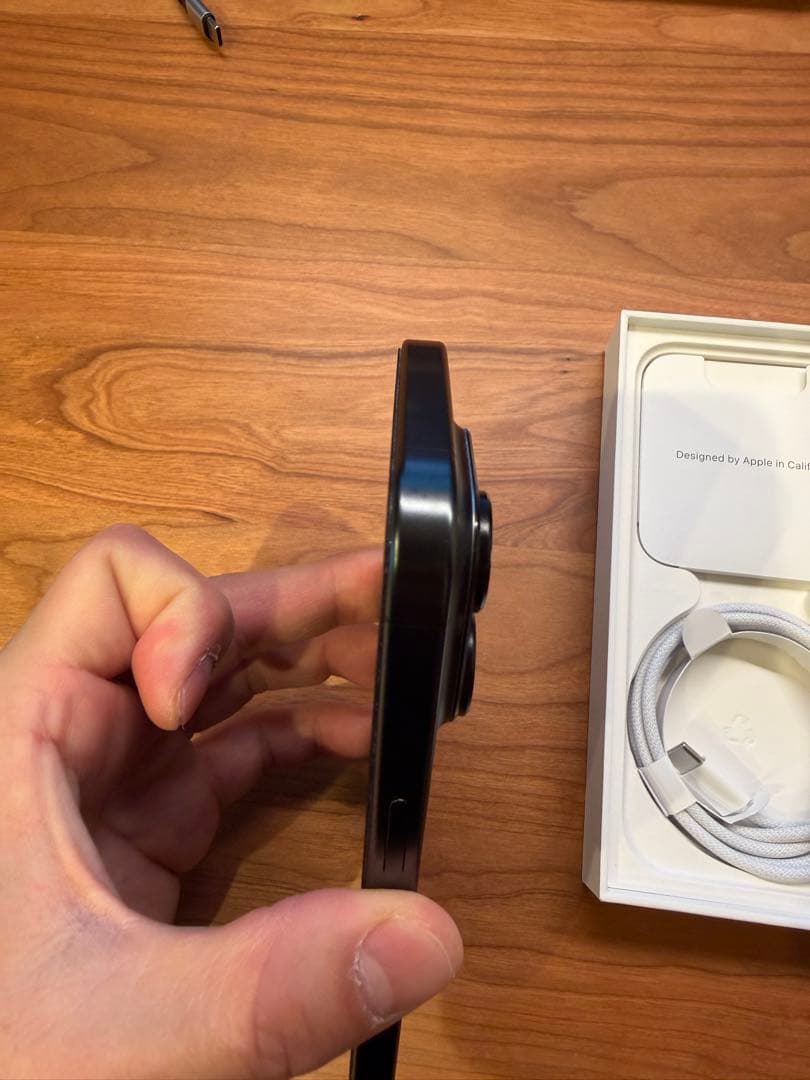 超美品！iPhone15 ProブラックチタニウムSIMフリーアップルストア購入