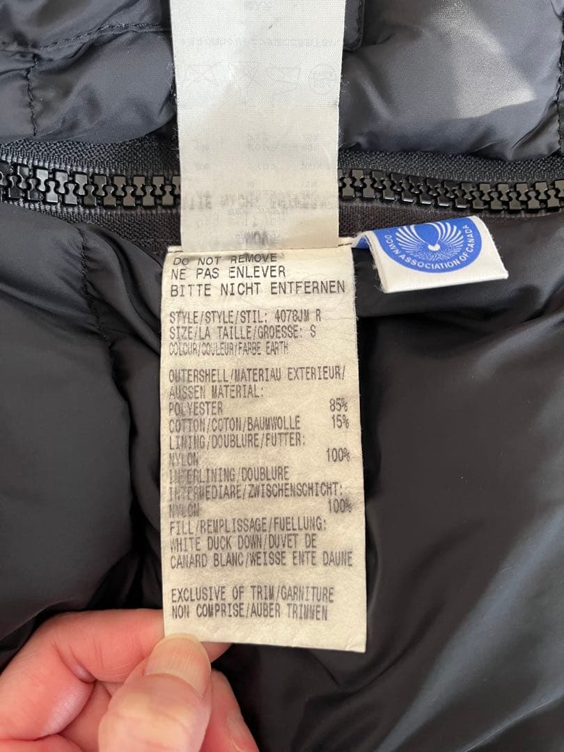   カムループス ダウンジャケット　フード付き