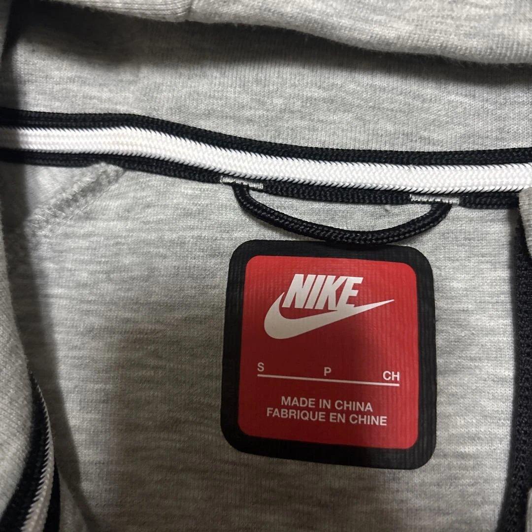 NIKEテックフリースS