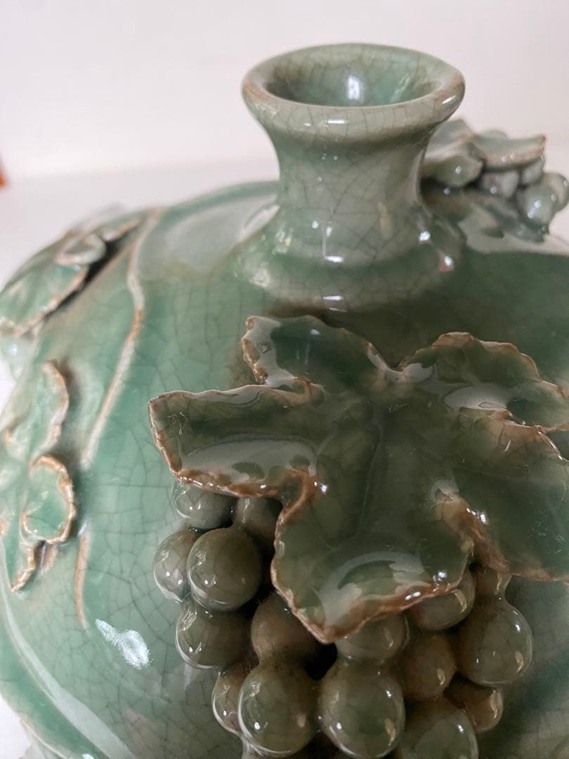 壺　緑色　陶磁器　葡萄　青磁　景徳鎮　貫入　花瓶　骨董　アンティーク