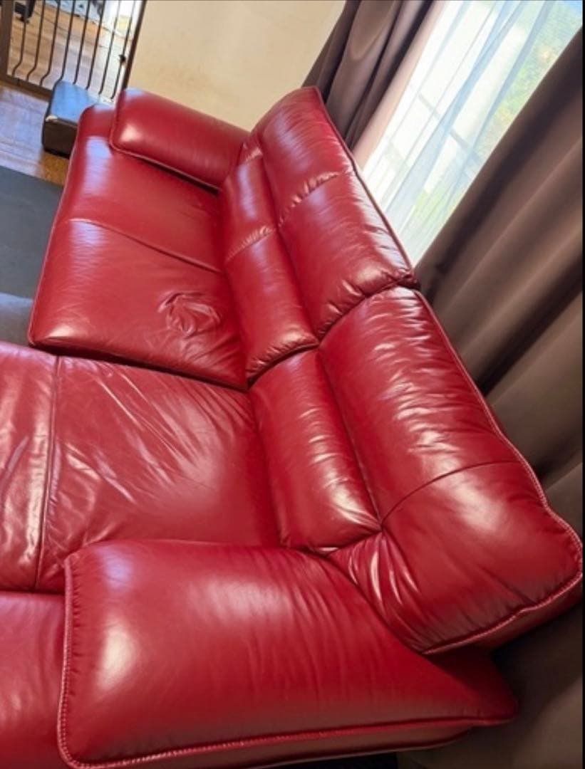 赤いレザーのL字型ソファ