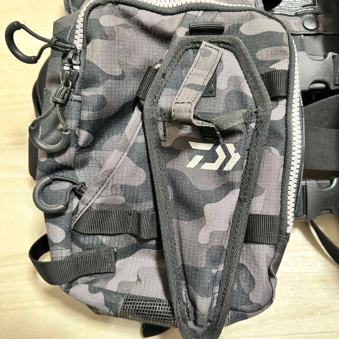美品　ダイワ　DAIWA フローティングベスト　ブラックカモ　DF-6206
