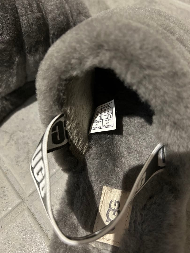 UGG グレー ファーサンダル 秋サンダル　22.5