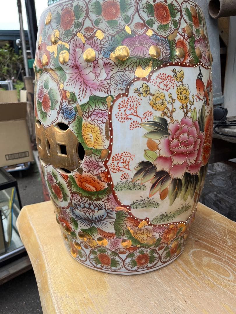 shotaです 九谷焼椅子、九谷博物館行き椅子、陶器椅子