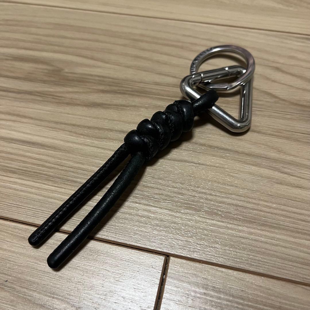 BOTTEGA VENETA トライアングル キーリング 黒