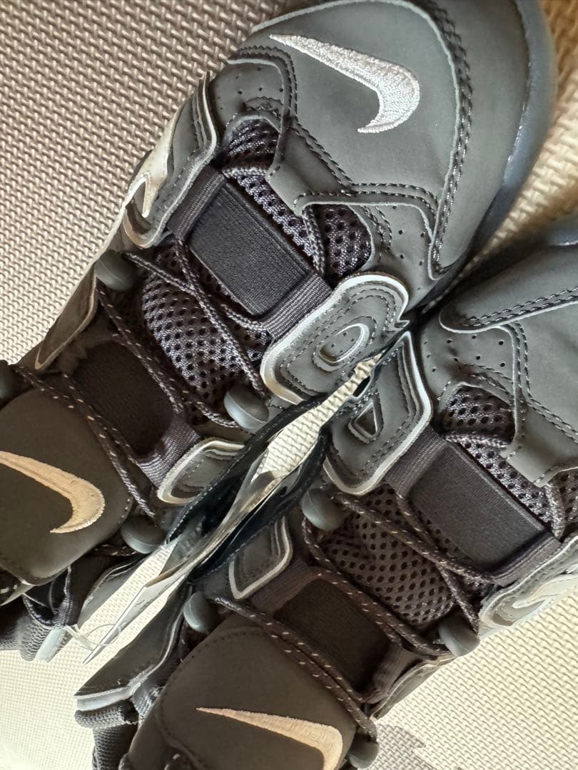 エア モア アップテンポ '96 アイアングレー/スモークグレー/アンスラサイト