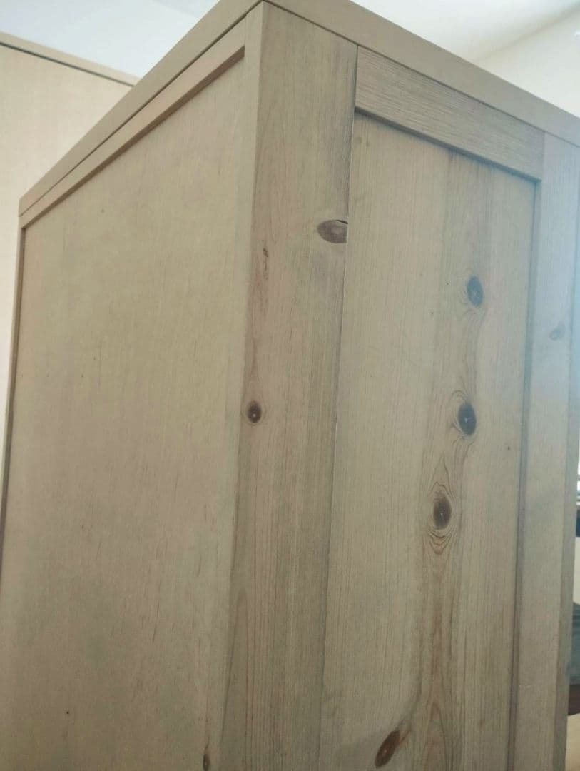 ★素朴な古い木肌のハイチェスト・気泡ガラス入りの扉・ガラス取っ手・北欧／節あり