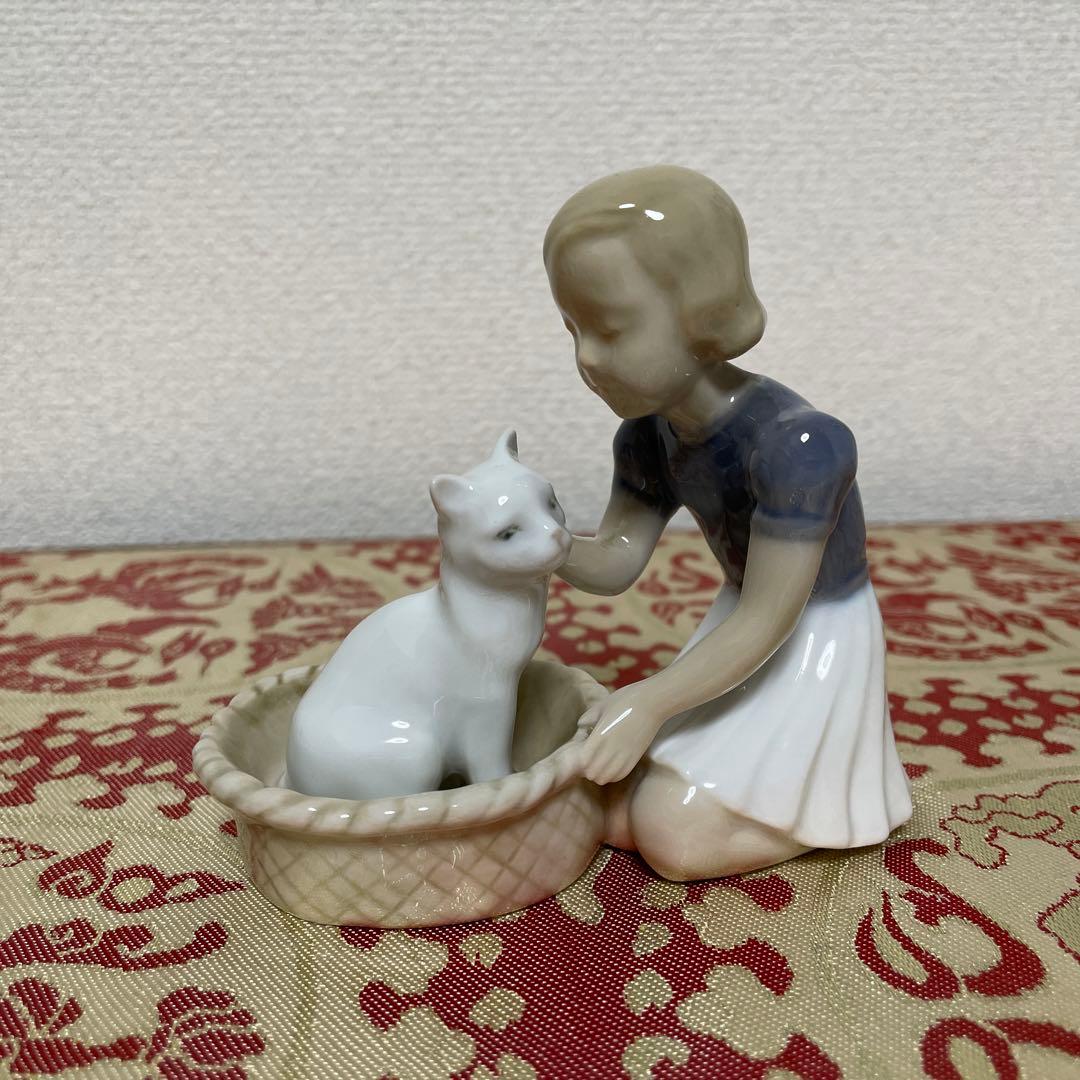 少女と白いネコ・１０cm×１１cm・Ｂ＆Ｇ． ・